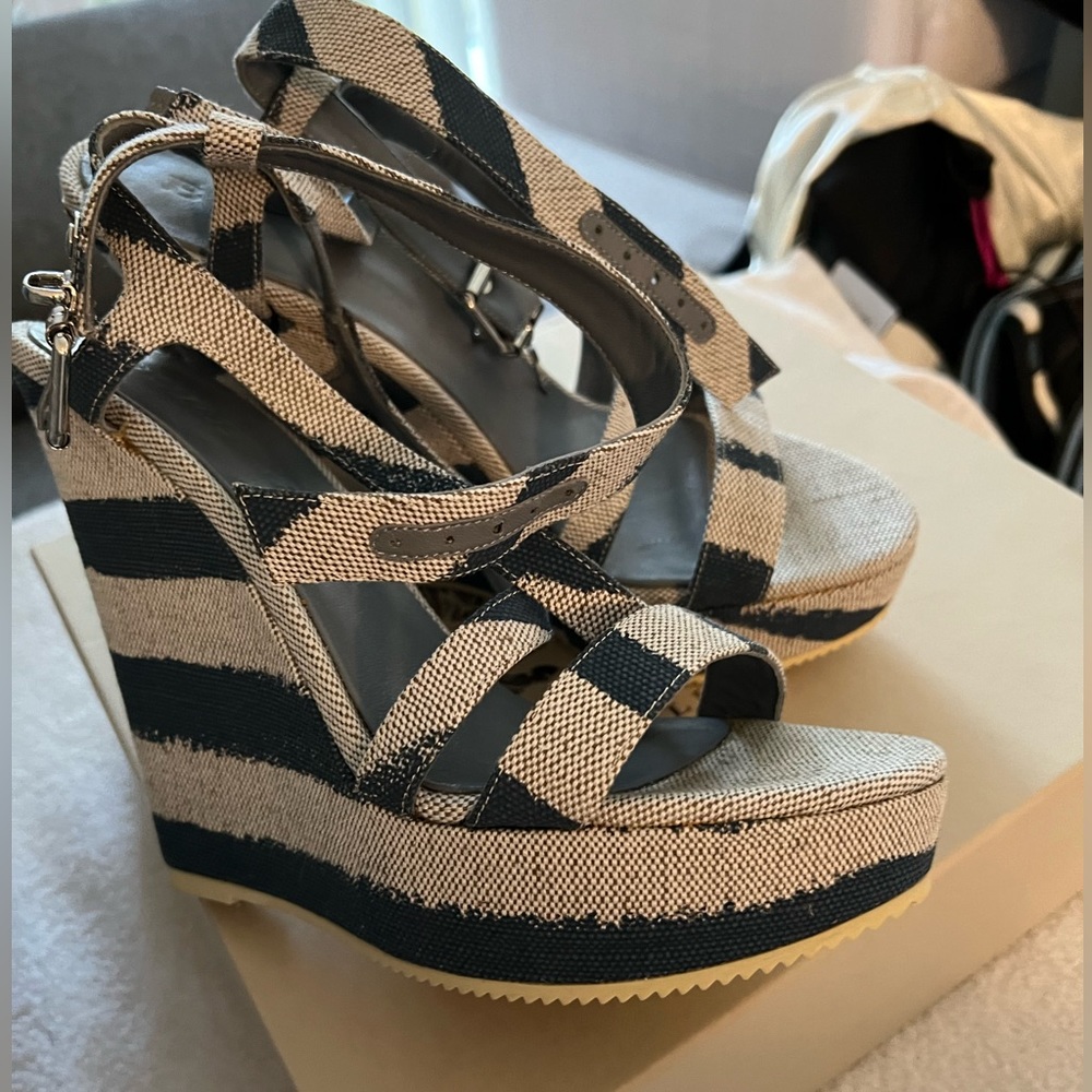 NIB Burberry Farrah powder Blue and off white grayish wedge heels Price FIRM